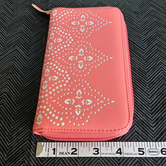 Vera Bradley Paisley cutout design Faux Leather Wallet Zip Around - Picture 3 of 6